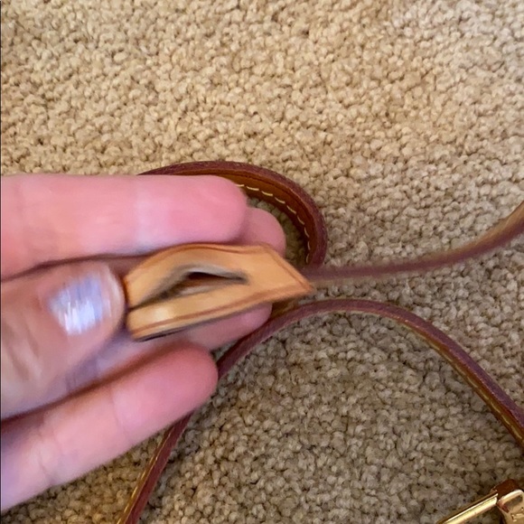 Great condition can be cross body or wristlet ! - Picture 3 of 12
